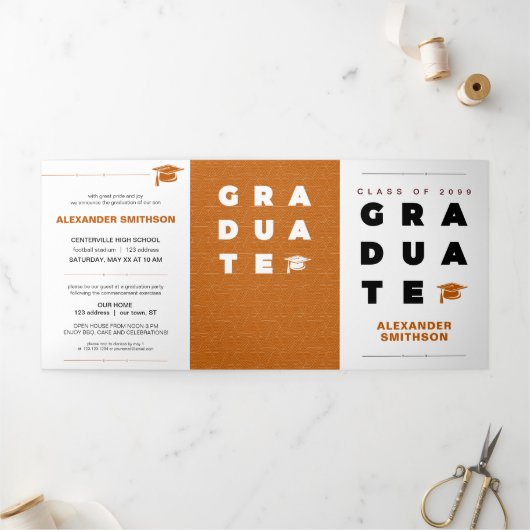 Burnt Orange Bold GRADUATE Letters & Cap Dreifach Gefaltete Ankündigung (Außenbereich)