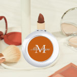 Burnt Orange Bridesmaid Initial und Name Taschenspiegel<br><div class="desc">Ein personalisierter Kompaktspiegel für Ihre Hochzeitsjubiläumsjacke,  deren Initial und Name auf einem trendigen,  verbrannten orangefarbenen Hintergrund steht. Bearbeiten,  um Initial und Namen zu ersetzen. Wählen Sie Ihren kompakten Spiegelstil aus.</div>