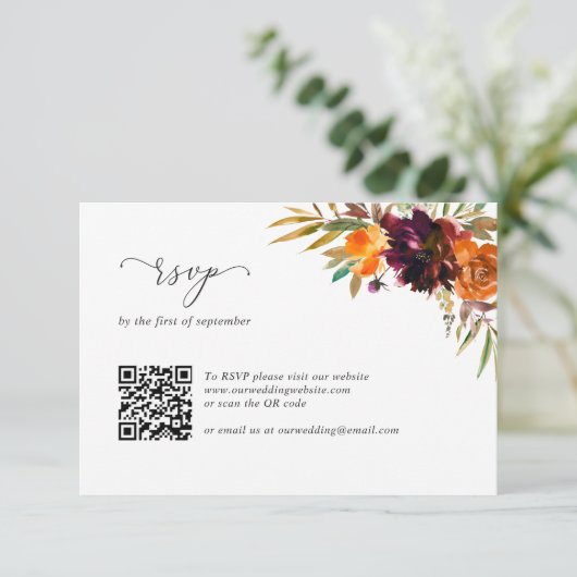 Burnt Orange Burgundy Rustic QR Code Wedding RSVP Karte (Stehend Vorderseite)