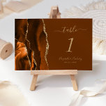 Burnt Orange Gold Brown Agate Wedding<br><div class="desc">Der links Rand dieser eleganten,  modernen Hochzeitskarte mit einer farbenfrohen,  orangefarbenen Tischnummer,  die mit einem vergoldeten Imitat-Glitzer bestickt ist. Der anpassbare Text kombiniert goldfarbene Handschriften mit kursiven und kopperplate-Schriftart auf einem reichhaltigen nussbraunen Hintergrund.</div>