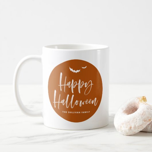 Burnt Orange Happy Halloween Brush Lettering Kaffeetasse (Mit Donut)