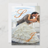 Burnt Orange Ivory Floral Monogram Photo Wedding Einladung (Rückseite)