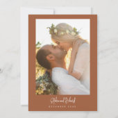 Burnt Orange Minimalistisch Script Moderne Hochzei Einladung (Rückseite)