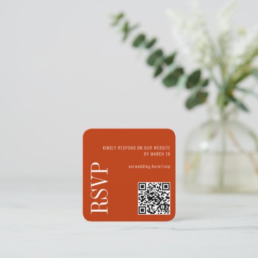Burnt Orange Modern Custom QR Code Wedding RSVP Begleitkarte (Stehend Vorderseite)