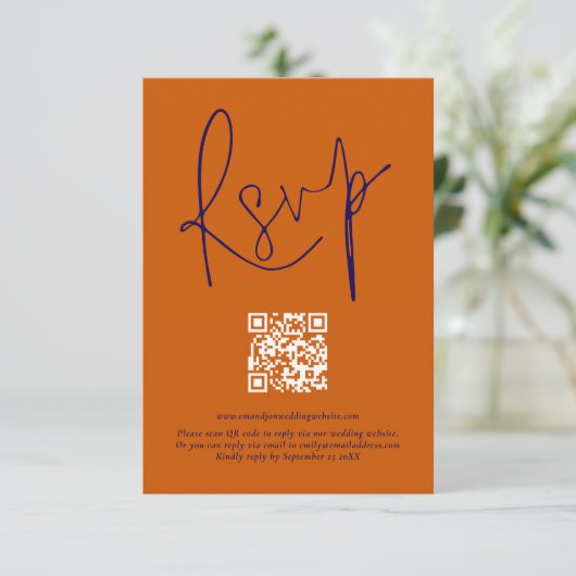 Burnt Orange Navy Script Qr Code Wedding RSVP Card (Stehend Vorderseite)