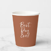 Burnt Orange Roman Numerals Monogram Wedding Pappbecher (Rückseite)