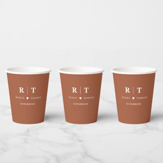 Burnt Orange Roman Numerals Monogram Wedding Pappbecher (Multi)