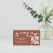 Burnt Orange Rustic Capture Die Liebe QR Hochzeit Begleitkarte (Stehend Vorderseite)