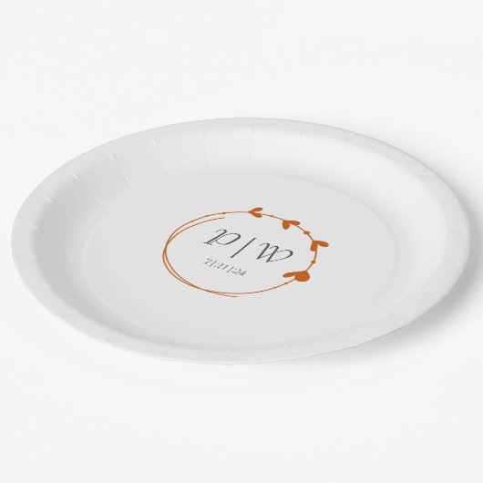 Burnt Orange Simple Heart Wreath Monogram Wedding Pappteller (Schrägansicht)