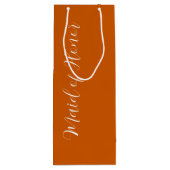Burnt Orange Stylisierte Script-Trauzeugin Geschenktüte Für Weinflaschen (Rückseite)