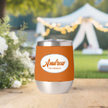 Burnt Orange Stylized Name Wedding Trauzeuge<br><div class="desc">Gönnen Sie Ihrem Hochzeitsreisenden einen Trauzeuge mit diesem personalisierten Edelstahl-Edelstahlwascher,  der in einem weißen,  ovalen Design in einem stilisierten Drehbuch seinen Namen trägt. Hintergrundfarbe und Skript ist eine verbrannte Orange. Personalisieren Sie Ihren Weinwäscher,  indem Sie den Namen mit dem gewünschten Namen bearbeiten und ersetzen. Erhältlich in vielen beliebten Hochzeitsfarben.</div>