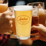 Burnt Orange Stylized Wedding Trauzeuge Glas<br><div class="desc">Bierglas für den Trauzeuge, der seinen Namen in einer trendigen, verbrannten Orangenfarbe druckt, stilisierte Schrift in einem verbrannten orangen ovalen Rahmen, zusammen mit dem Hochzeitstag. Eine tolle Party-Angebotsidee für eine Bachelor-Party! Personalisieren Sie Ihr Bierglas, indem Sie den Namen und das Datum mit Ihrem eigenen ersetzen. Erhältlich in vielen beliebten Hochzeitsfarben....</div>