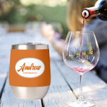 Burnt Orange Stylized Wedding Trauzeuge Name<br><div class="desc">Gönnen Sie Ihrem Hochzeitsreisenden einen Trauzeuge mit diesem personalisierten Edelstahl-Edelstahlwascher,  der in einem weißen,  ovalen Design in einem stilisierten Drehbuch seinen Namen trägt. Hintergrundfarbe und Skript ist eine verbrannte Orange. Ideal auch für eine Junggeselle! Personalisieren Sie Ihren Weinwäscher,  indem Sie den Namen mit dem gewünschten Namen bearbeiten und ersetzen.</div>