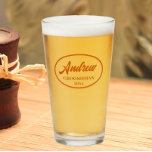 Burnt Orange Stylized Wedding Trauzeuge Name Glas<br><div class="desc">Bierglas für den Trauzeuge,  der seinen Namen in einer verbrannten Orangenfarbe druckt,  stilisierte Schrift in einem verbrannten orangefarbenen ovalen Rahmen mit Hochzeitstermin. Eine tolle Party-Angebotsidee für eine Bachelor-Party! Personalisieren Sie Ihr Bierglas,  indem Sie den Namen und das Datum mit Ihrem eigenen ersetzen.</div>