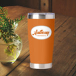 Burnt Orange Stylized Wedding Trauzeuge Name Thermobecher<br><div class="desc">Verschenken Sie Ihren Trauzeuge mit diesem trendigen und personalisierten,  rostfreien Edelstahl,  Thermalwäscher mit seinem Namen in stilisierter Schrift in einem weißen ovalen Design. Hintergrund und Skript sind eine verbrannte orange Farbe. Personalisieren Sie Ihren thermischen Schuster,  indem Sie den Namen des Trauzeugen mit dem gewünschten Namen bearbeiten und ersetzen.</div>