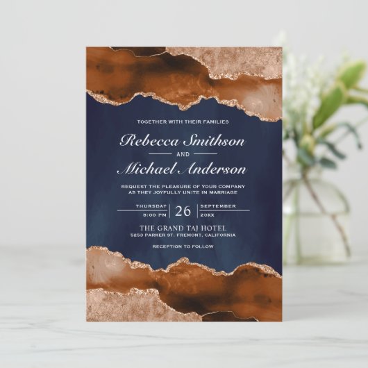 Burnt Orange Terracotta Agate Marble Navy Hochzeit Einladung (Stehend Vorderseite)