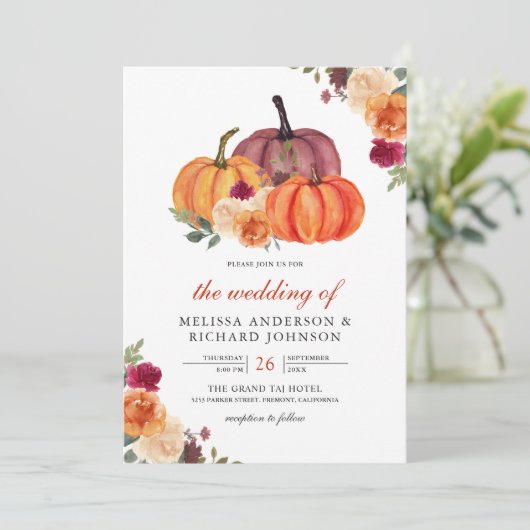 Burnt Orange und Burgundy Floral Pumpkin Wedding Einladung (Stehend Vorderseite)