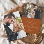 Burnt Orange Wedding Minimalistisch Dankeschön Kar<br><div class="desc">Budget Hochzeit Handgeschriebene Dankeschön Karten,  die ein Foto auf der Vorder- und Rückseite haben. Die Dankeschön-Karten enthalten eine moderne,  weiße und schwarze handgeschriebene kursive Schriftzeichen-Typografie,  die elegant,  einfach und modern nach einem minimalistischen einfachen Hochzeitstag-Fest zu verwenden sind.</div>