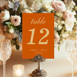 Burnt Orange Wedding Simple Golden Yellow Script Tischnummer<br><div class="desc">Eine einfache Hochzeitsstiftung für eine verbrannte orange Hochzeitsfarbe. Es ist nur goldgelber Text auf einem verbrannten orangen Hintergrund. Alles außer der Zahl selbst ist in einem eleganten kalligrafischen Skript geschrieben.</div>