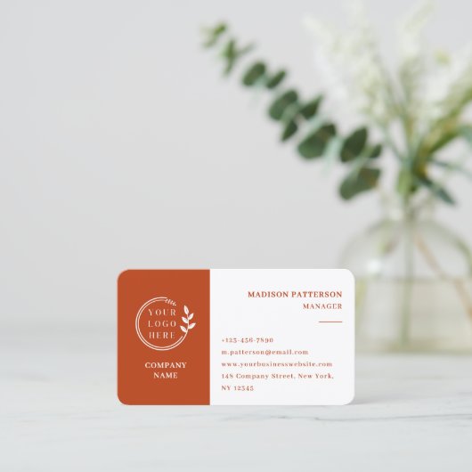 Burnt Orange White Logo QR Code Minimalistisch Mod Visitenkarte (Stehend Vorderseite)