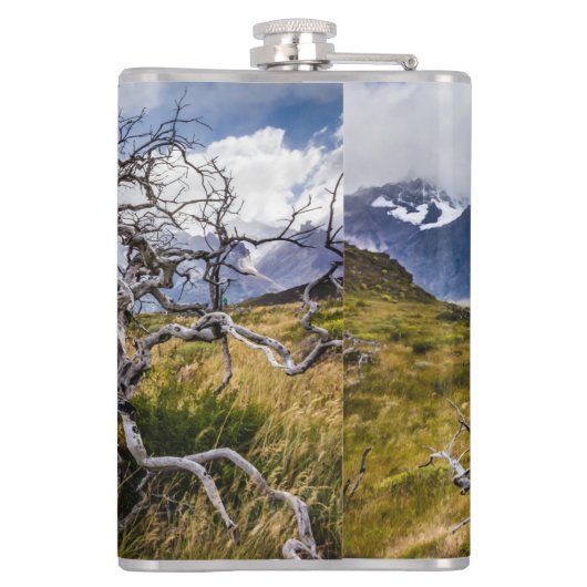 Burnt tree, Torres del Paine, Chile Flachmann (Rückseite)