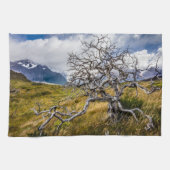 Burnt tree, Torres del Paine, Chile Geschirrtuch (Horizontal)