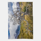 Burnt tree, Torres del Paine, Chile Geschirrtuch (Vertikal)