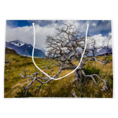 Burnt tree, Torres del Paine, Chile Große Geschenktüte (Vorderseite)