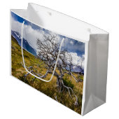 Burnt tree, Torres del Paine, Chile Große Geschenktüte (Vorderseite Schrägansicht)