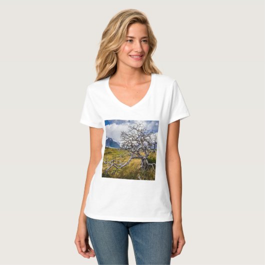Burnt tree, Torres del Paine, Chile T-Shirt (Vorderseite Vollansicht)