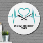 Büro für einfache Ärzte Große Wanduhr<br><div class="desc">Türkis Herzschlag EKG Herzschlag Druck,  für ein Arztbüro oder eine medizinische Praxis! Sie können nicht nur die Schriftart-Farben (und natürlich auch den Text) ändern,  sondern auch die Hintergrundfarben ändern,  was die Farbe der Heartbeat-Linie ändert! Einfache moderne Herzklopfen Ärzte Büro große Uhr</div>
