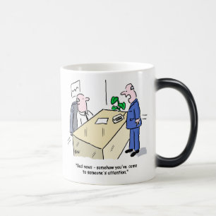 Büroangestellte sind auf jemanden aufmerksam gewor verwandlungstasse