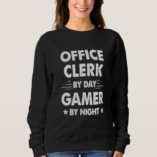 Büroangestellter bei Tag, Gamer bei Nacht Sweatshirt