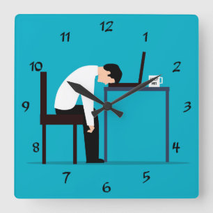 Büromitarbeiter, die am Schreibtisch einschlafen Quadratische Wanduhr