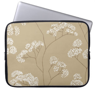 Büsche mit kleinen weißen Blume in beige Farbtönen Laptopschutzhülle