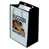 Busfahrer der Navigator School Mittlere Geschenktüte (Rückseite Schrägansicht)