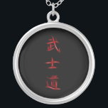 Bushido Samurai-Code-japanisches Kanji-Symbol Versilberte Kette<br><div class="desc">Für eher wie dieses Besuch Über diesen Entwurf: Kanji sind die adoptierten logografischen (oder ideaographic) chinesischen Schriftzeichen, die im modernen japanischen Schreibenssystem benutzt werden. Der japanische Ausdruck "Kanji" für die chinesischen Schriftzeichen bedeutet buchstäblich "Han-Charaktere" und ist der gleiche schriftliche Ausdruck in der chinesischen Sprache, zum sich auf des Charakterschreibenssystems "hanzi...</div>