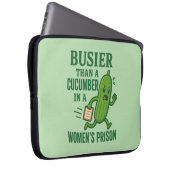 Busier Than a Cucumber In A Women’s Prison Funny Laptopschutzhülle (Vorne Rechts)
