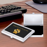 Business-Card-Fall für klassische Haustiere Visitenkarten Etui<br><div class="desc">Sie werden mit einem cool aussehenden Goldhundepaw-Symbol, einem Text, den Sie personalisieren und selbst machen können, und einer Hintergrundfarbe, zu der Sie sich ändern können, wenn Sie zu ihm gewollt haben, gefeiert. Entworfen als Visitenkartenhalter für einen Heimtiersitzer, einen Haustierdienst oder einen Tierarzt, der will, einen großen ersten Eindruck zu machen....</div>