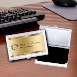 Business Card-Fälle von Klasse Real Anwesen Visitenkarten Etui<br><div class="desc">Echte Visitenkartenkoffer aus Anwesen in einem klassischen,  simulierten goldfarbenen Hintergrund und auf Gehäuse bedrucktem Haussymbol,  sowie Name und Titel können Sie personalisieren. Designed Halten Sie Ihre Visitenkarten und schützen Sie sie stilvoll für einen Realtor,  Broker,  Agent oder Agentur.</div>