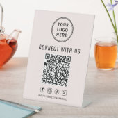 Business Logo QR Code Pink Tabletop Sockelschild (In Situ)