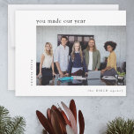 Business Vielen Dank Team Foto Minimal Corporate Feiertagskarte<br><div class="desc">Ein stilvolles modernes Unternehmensteam Foto flache Urlaubskarte mit einem fett gedruckten Typografie Zitat "You made our year" in schwarz auf minimalistisch weißem Hintergrund. Der Gruß, das Jahr und der Firmenname können leicht an den Anzug Ihres eigenen Unternehmens angepasst werden. Das Design bietet eine optionale Botschaft für Ihre Kunden, die sich...</div>