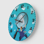 Businessman Giant Magnifying Glass Flying Papers Große Wanduhr (Winkel)