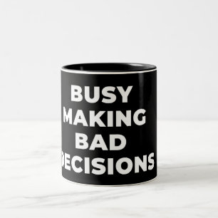 BUSY TAKING SCHLECHTE ENTSCHEIDUNGEN- SARCASTIC PU ZWEIFARBIGE TASSE