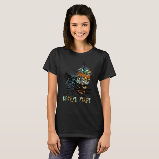 But Coffee First Skull Hand Coffee Drinking Caffei T-Shirt (Vorne ganz)