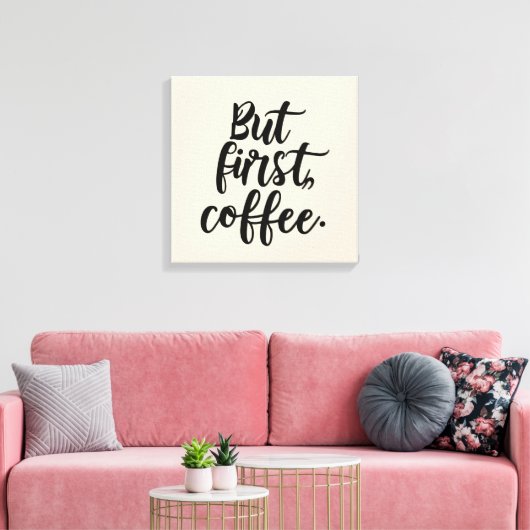 But First Coffee | Chic Modern Script Typography D Leinwanddruck (Insitu (Wohnzimmer))