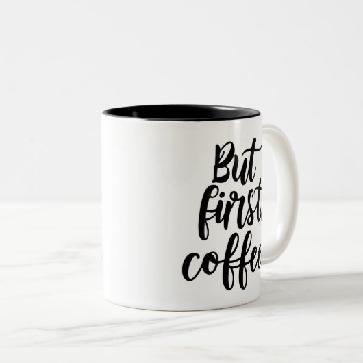 But First Coffee | Chic Modern Script Typography D Zweifarbige Tasse (VorderseiteRechts)