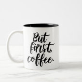 But First Coffee | Chic Modern Script Typography D Zweifarbige Tasse (Links)