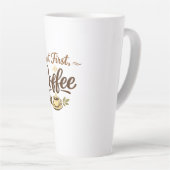 But First, Coffee – Cozy Typography Design Milchtasse (Rechte Ecke)