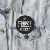 But First Hockey – Funny Hockey Lover Quote Design Button (Beispiel)